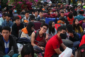Sinh viên trường ĐH Sư phạm kỹ thuật TP.HCM chờ xe về quê nghỉ tết năm 2019