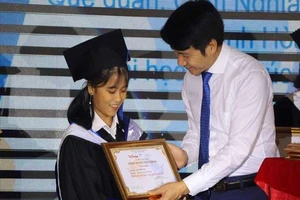 850 triệu đồng nâng bước cho 50 thủ khoa 