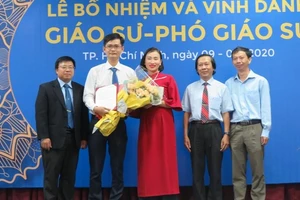 PGS.TS Phạm Quốc Cường (Thứ hai từ trái qua) trở thành PGS trẻ tuổi nhất của Trường ĐH Bách Khoa hiện nay (ảnh: PHẠM ANH)