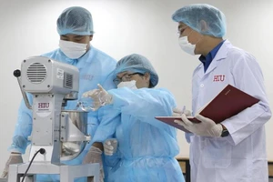 Trường học “đua” chế nước rửa tay, làm khẩu trang kháng khuẩn