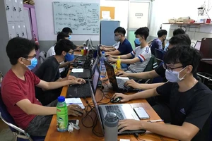 Sinh viên ĐH Sư phạm Kỹ thuật TP.HCM tự học tại Phòng thí nghiệm trong mùa dịch