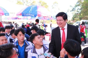 Phó Hiệu trưởng Trần Đình Lý trong một dịp tư vấn cho học sinh về chọn ngành nghề