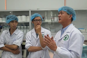 PGS.TS Nguyễn Văn Thuận (bìa phải) đang trao đổi cùng các học viên (ảnh: PHẠM ANH)