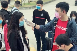 Sinh viên Học viện Tòa án được đo thân nhiệt khi trở lại trường học (ảnh: HVTA)