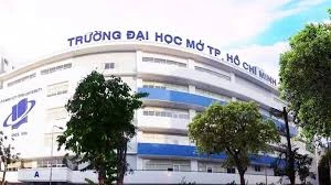Phụ huynh mất việc vì COVID, sinh viên được tặng học bổng