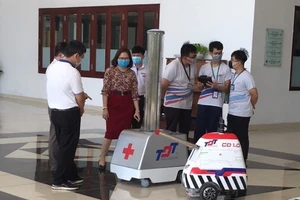 Robot khử khuẩn khu cách ly do Trường ĐH Tôn Đức Thắng chế tạo