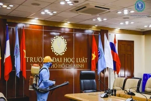 Trường ĐH Luật TP.HCM phun khử khuẩn trường lớp trong thời gian sinh viên nghỉ học (ảnh: FBNT)