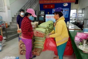 Phường Hiệp Bình Phước: Trao hàng ngàn phần quà cho dân nghèo