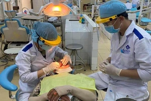 Sinh viên Trường ĐH Y dược TP.HCM trong một giờ thực hành tại trường trước khi có thông báo tạm dừng thực hành