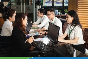 Thí sinh nộp hồ sơ xét tuyển tại Trường ĐH Văn Hiến (ảnh: VHU)