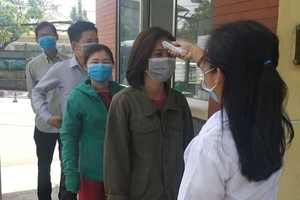 Trường CĐ Công nghệ Thủ Đức đo thân nhiệt những người ra vào cổng trường trong mùa dịch COVID-19 (ảnh FBNT)