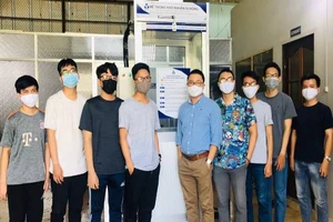 Trường ĐH Bách khoa chế tạo thành công buồng khử khuẩn di động