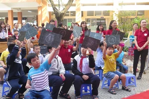 TP.HCM điều chỉnh khoảng cách giữa 2 người ở trường học