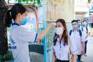 Sinh viên 'rồng rắn' xếp hàng dài ngày đầu trở lại trường học 