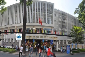 SV bức xúc vì bị chuyển sang thi tập trung, nhà trường nói gì?