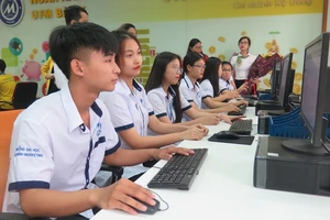 Sinh viên Trường ĐH Tài chính-Marketing trong một giờ thực hành (ảnh: PHẠM ANH)