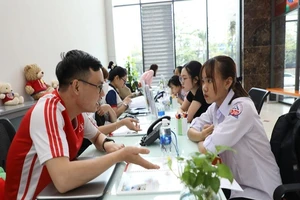 Thí sinh tìm hiểu thông tin tuyển sinh tại Trường ĐH Kinh tế - Tài chính TP.HCM (ảnh: NTCC)