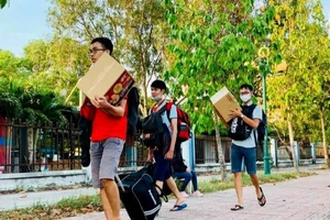 Sinh viên ĐH Quốc gi TP.HCM trở lại kí túc xá để chuẩn bị học tập sau dịch COVID-19 (ảnh: TTQLKTX)