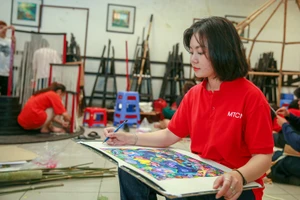 Sinh viên ngành Mỹ thuật công nghiệp của Trường ĐH Văn Lang trong một giờ học 