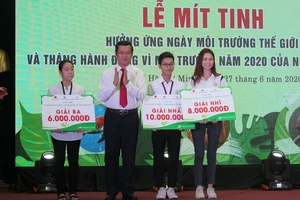 Nam sinh năm 2 giành giải nhất cuộc thi vẽ bảo vệ môi trường