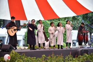 SMPAA, TP.HCM: Học hát, học múa qua ... online