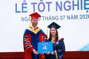 "Bông hoa thép" Thảo Hương tại lễ tốt nghiệp