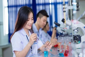 Sinh viên nhóm ngành y của Trường ĐH Nguyễn Tất Thành trong giờ học. Ảnh: NTCC