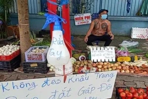 Ông chủ xăm trổ đòi 'không đeo khẩu trang, bán đắt gấp đôi'