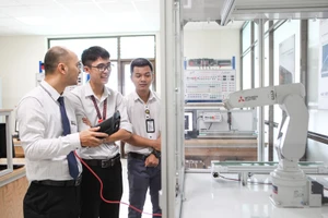 Thầy trò trường ĐH Tôn Đức Thắng trong một giờ thực hành. Ảnh: NTCC