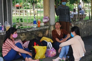 Phụ huynh lỉnh kỉnh cùng con lên TP.HCM thi đánh giá năng lực