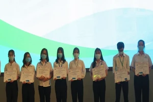 Trao gần 1,8 tỷ đồng cho HS-SV vượt khó từ đại dịch COVID-19