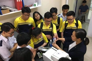 Sinh viên Trường ĐH Sư phạm TP.HCM trong một giờ sinh hoạt. Ảnh: FBNT