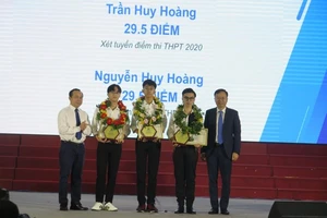Bất ngờ với bộ ba thủ khoa Huy Hoàng tại lễ khai giảng