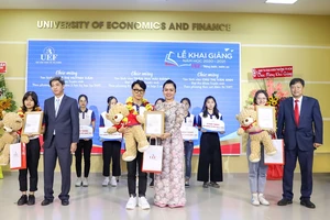 3 thủ khoa ĐH Kinh tế - Tài chính nhận học bổng 180 triệu đồng