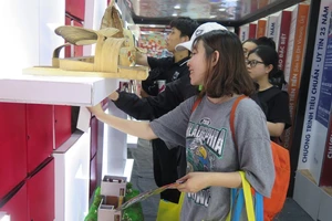 Thí sinh tìm hiểu các ngành nghề đào tạo tại Trường ĐH Văn Lang. Ảnh: PA