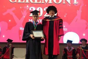 Bộ ba cùng họ Phan được vinh danh thủ khoa tại lễ tốt nghiệp