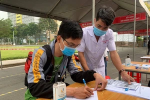 Sinh viên TP.HCM kín mít khẩu trang ngày đầu trở lại kí túc xá