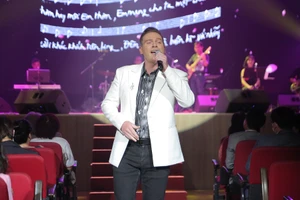 Khán giả 'mê tít' giọng ca người Mỹ hát nhạc Trịnh Công Sơn