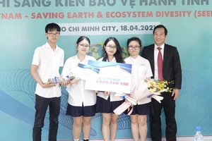 Trao giải cho nhóm đạt giải nhất sau cuộc thi. Ảnh: P.A