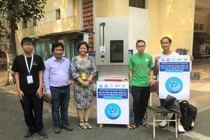 Sinh viên chế tạo máy đo thân nhiệt và rửa tay tích hợp IoT 