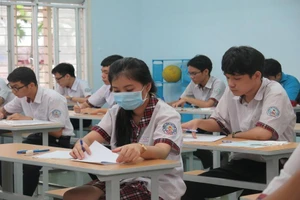 Trước 19 giờ, phụ huynh ở TP.HCM phải 'chốt' ý kiến về kỳ thi tốt nghiệp THPT