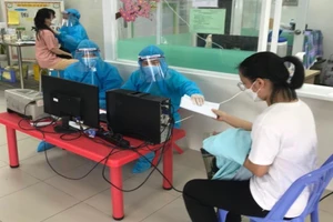 Hàng trăm sinh viên Trường ĐH Bách khoa được tiêm vaccine COVID-19