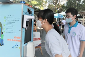 Lạ mắt với thiết bị ‘nhắc’ sinh viên, giảng viên đeo khẩu trang khi đến trường