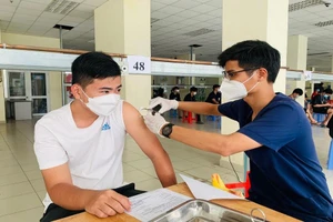 Các trường đại học 'tốc lực' phủ vắc xin COVID-19 cho sinh viên