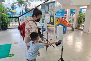 Hơn 51.000 bộ kit test được giao cho các trường học ở TP.HCM để tầm soát F0