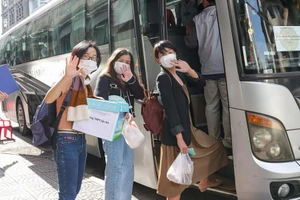 Giảng viên đại học lỉnh kỉnh hành lý lên đường đi kiểm tra thi tốt nghiệp THPT