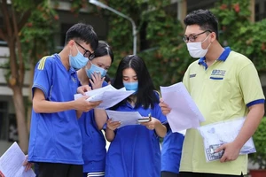 Thí sinh hứng khởi sau bài thi Toán