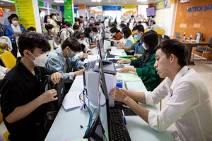 Thí sinh nườm nượp lên TP.HCM nhập học, một số trường ĐH đạt hơn 90%