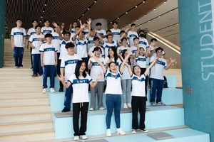 TP.HCM: Hiệu trưởng 1 trường đại học bật khóc khi đón những tân sinh viên đầu tiên