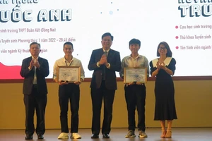 2 nam sinh trường tỉnh trở thành thủ khoa đại học và giành học bổng toàn phần